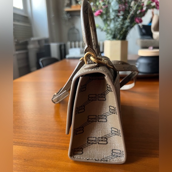 BALENCIAGA
Coated Canvas BB Monogram Small
Hourglass Top Handle Bag Beige
Brown - Picture 6 of 6